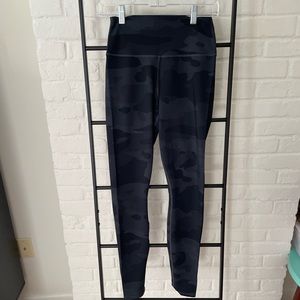 Alo yoga black grey camo print leggings NWOT